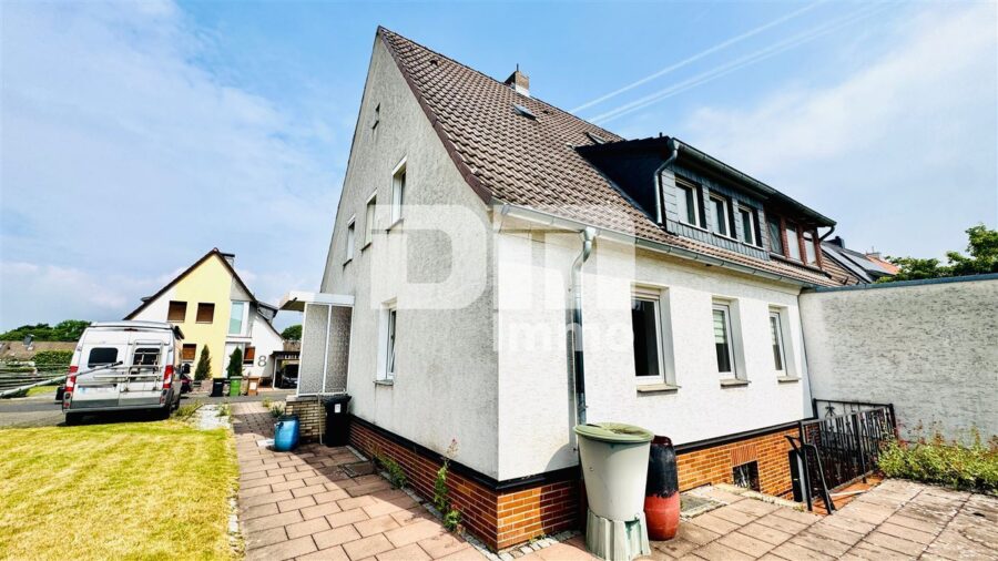 Modernisierte Doppelhaushälfte mit großem Grundstück und vielen Extras - Rückansicht / Seitenansicht